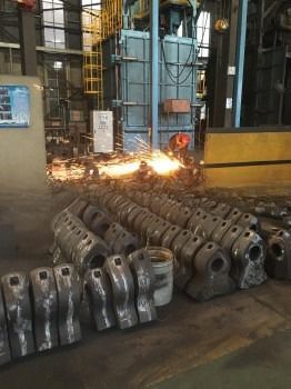 Maquinaria de trituración Tipo Mn18Cr2 Cabeza de martillo de acero manganeso para el desgaste por impacto en la minería de piedra