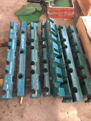 Piezas de repuesto para triturador de mandíbula para minería de mineral Placa y asiento para triturador C110 Peso 145KG