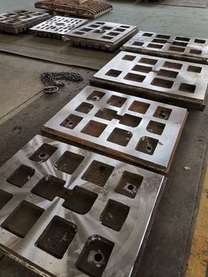 Partes de repuesto de la cantera de fundición de alta manganeso para CJ615 Piezas de desgaste de placas de mandíbula giratoria fija