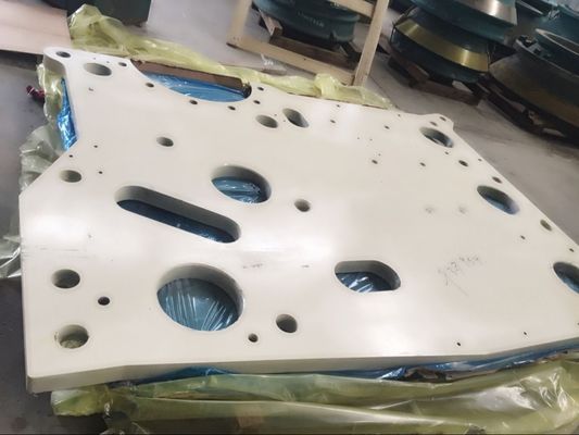 Piezas de trituradoras de cono de piedra forjadas y mecanizadas de placas laterales para aplicaciones mineras de mineral